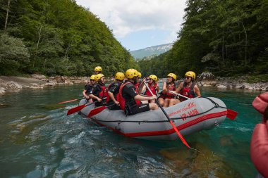 Zabljak, Karadağ - 21 Temmuz 2024: Şişme botlarla Tara Nehri 'nde Wildwater rafting grubu turu.