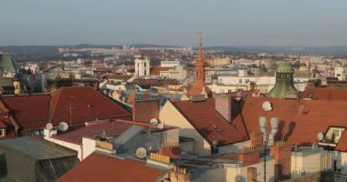 Brno eski şehir tarihi merkezinin çatı manzarası fayanslı evler