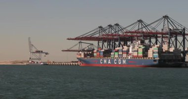 Rotterdam, Hollanda - 19 Eylül 2019: Rotterdam Limanı 'nın Euromax konteyner terminalindeki konteynırlara yüklenen konteynırlar