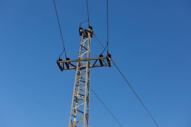 Üç faz iletim hattının elektrik kabloları