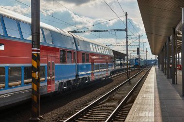 Yolcu treni, iki katlı bir tren istasyonuna vardı. Platforma birden fazla birim yerleştirildi.