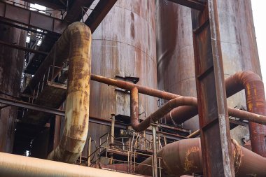 Eski demir Ostrava 'da paslı endüstriyel yapılarda çalışır.