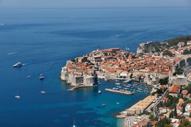 Hırvatistan 'ın popüler kıyı tatil beldesi Dubrovnik' in ortaçağ tarihi merkeziyle ünlü manzarası