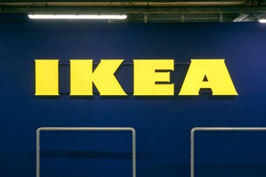 BUDAPEST, HUNGARY - 30 Mart 2019: büyük bir Ikea mobilya mağazası işareti, yeraltı otoparkında parlayan marka logo işareti