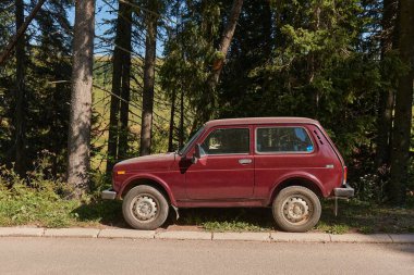 Zabljak, Karadağ - 22 Temmuz 2022: Eski Sovyet off-road otomobili Lada Niva yol kenarına park edilmiş dört teker çekiş