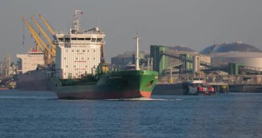 Rotterdam, Hollanda - 18 Eylül 2019: Rotterdam sanayi limanından kalkan bir tank gemisi