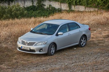 Podgorica, Karadağ - 24 Temmuz 2024: Toyota Corolla 2011 model E15 model bir sedan. Corolla dünyada en çok satan arabalardan biridir.