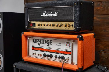Budapeşte, Macaristan - 28 Ocak 2025: Orange TH30 gitar amplifikatörü, klasik İngiliz gitar amfisi hepsi bir stüdyoda, Marshall DSL 20 tüm tüp