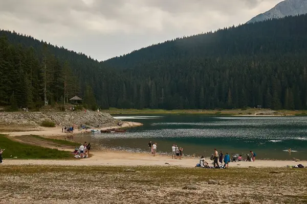 Zabljak, Karadağ - 23 Temmuz - Crno Jezero, Karadağ 'ın Dinarik Alpleri' ndeki Zabljak yakınlarındaki Kara Göl, Durmitor Ulusal Parkı 'ndaki doğal tatil beldesi, yüzen ve yürüyen insanlar