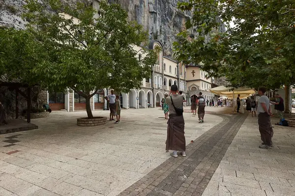 Ostroska Greda, Karadağ - 24 Temmuz 2024: Ostrog Manastırı Karadağ 'da bir dağın yamaçlarında ve kayalık duvarlarında inşa edildi. Sırp Ortodoks Kilisesi 'nin önemli dini hac yeri