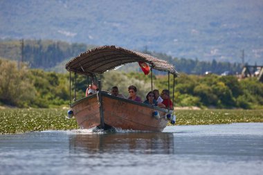 Skadar Gölü, Karadağ - 25 Temmuz 2024: Skadar Gölü 'nde grup tekne gezisi, güzel doğa ve kuş yaşamını gözlemlemek