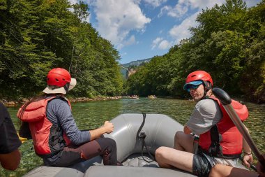 Şişme teknelerle Tara Nehri 'nde rafting grubu turu, aktif doğa tatili.
