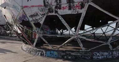 Teufelsberg, Berlin, Almanya - 22 Ekim 2021: Teufelsberg 'i ziyaret eden insanlar, Soğuk Savaş sırasında Amerikalılar için eski radar istasyonunu harap ettiler