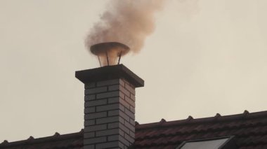 Kırsal çatı bacası, yanan odun ve kömürden çıkan yoğun duman. Kötü ısıtma uygulamalarından kaynaklanan hava kirliliği Doğu Avrupa kırsallarında yaygındır.