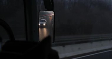 Otobanda otobüs yolculuğu, aynada yol manzarası, yol tümseklerinden titreme, gece görüşü, titrek yan ayna görüntüsü.