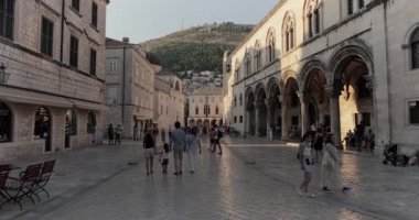 Dubrovnik, Hırvatistan - 28 Temmuz 2024: Dubrovnik eski ortaçağ şehir merkezinde yürümek, muhteşem taş bina mimarisi ve kaldırım sokakları, dükkanlar, geniş ana cadde