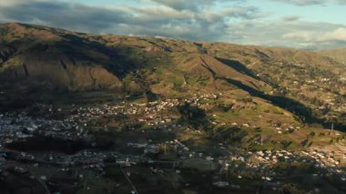 And Dağları 'ndaki El Tambo kasabasının insansız hava aracından görüntüsü. Güney Amerika dağ manzarası yerleşim evleri ile