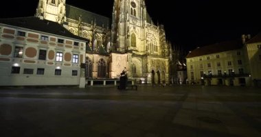 Prag St. Vitus Katedrali Gotik kilise binası. Gece görüşü detaylı. Karanlıkta aydınlatılmış.