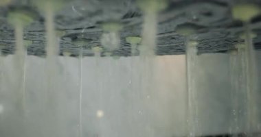 Duş suyu akıyor, makro geniş açı mercekle çekiliyor.