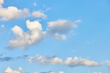 Parlak mavi gökyüzünde bulutlar