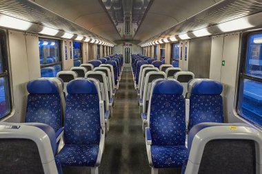 Boş koltuklu bir yolcu treninin içinde, gece boyunca kimse yok.