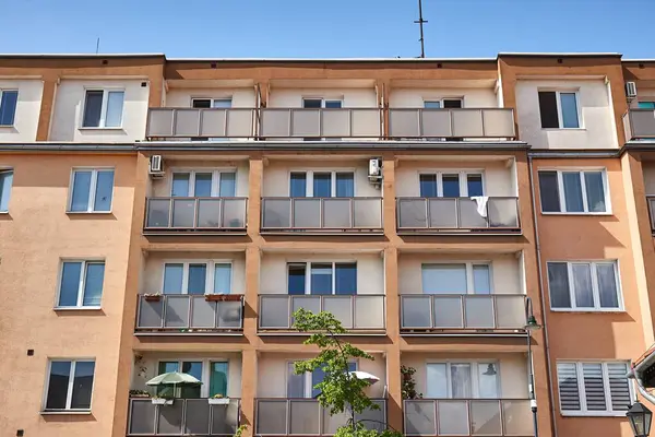 Balkonlu bir apartman bloğunun detayları