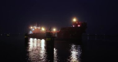 Rotterdam, Hollanda - 12 Şubat 2023: Büyük ham petrol tankeri Rotterdam 'daki Maasvlakte Petrol Terminaline kenetlendi