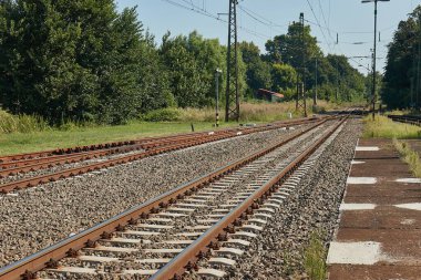 Macaristan 'daki demiryolu hattı boyunca tren istasyonu, yaşlılık platformu