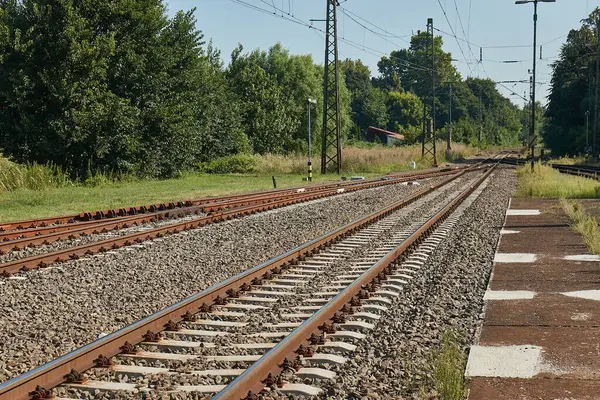 Macaristan 'daki demiryolu hattı boyunca tren istasyonu, yaşlılık platformu