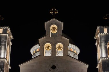 İsa 'nın Dirilişi Katedrali, Podgorica, Karadağ, çan kulesinin dış cephesi