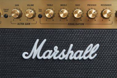 Budapeşte, Macaristan - 28 Ocak 2025: Marshall gitar kombine amplifikatörü, klasik klasik klasik rock veya klasik metal sesi. DSL20c tüp amfi