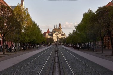 Kosice, Slovakya - 21 Nisan 2025: Eski Kosice kentinin ana yaya caddesinin görüntüsü. Şehir merkezi atmosferinde insanlar geziniyor.