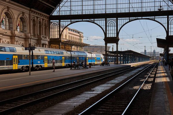 Будапешт, Венгрия - 21 апреля 2025 года: Пригородные поезда на платформах Будапешта Келети Паляудвар центрального железнодорожного вокзала, Штадлер KISS несколько единиц