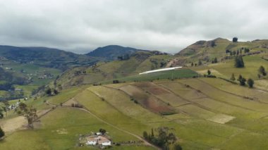 Andes kırsalında kırsal çiftlikleri olan Ekvador 'un tepelerinde ve dağlarında insansız hava aracı manzarası