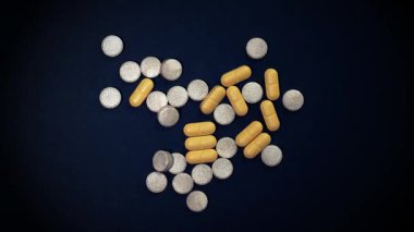 Siyah arka planda dönen ilaç ya da ilaç hapları