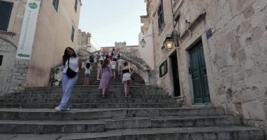 Dubrovnik, Hırvatistan - 28 Temmuz 2024: Dubrovnik eski ortaçağ kasabasında yürümek, muhteşem taş binalar. Cizvit Merdivenleri 'nden yükselen, Taht Oyunları' ndan ikonik film mekanı