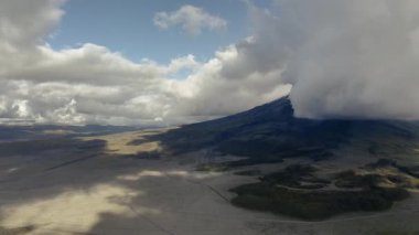 Ekvador 'daki volkan Cotopaxi bulutların arasından bakıyor, bulutlu hava durumu, drone hava görüntüsü