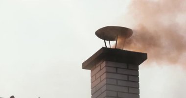 Çatı bacası, yanan odun ve kömürden çıkan yoğun duman. Kötü ısıtma uygulamalarından kaynaklanan hava kirliliği Doğu Avrupa köylerinde yaygındır