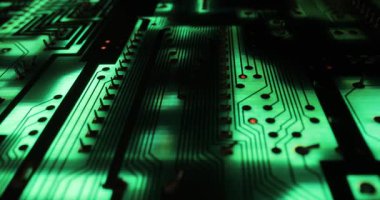 Elektronik bilgisayar eğrisi, yeşil ışıkta parlayan baskılı devre kartı, teknoloji arka planı