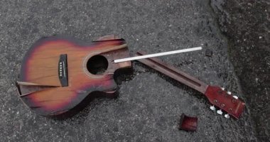 Genç bir kadın ormanda yüzlerini yıkıyor.