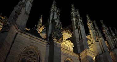 Çek Cumhuriyeti Kutna Hora 'daki Saint Barbara Kilisesi' nin Gotik katedrali. Kamera ve karanlık kuleleri var.