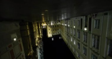 Prag St. Vitus Katedrali Gotik kilise binası, baş döndürücü POV kamera hareketi kale bölgesinde