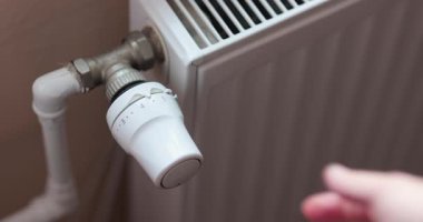 Bir odadaki ısıtma radyatörünü kapatmak, enerji ve elektrik giderlerinden tasarruf etmek, maliyetleri azaltmak, vanayı ayarlayarak yoğunluğu düşürmek