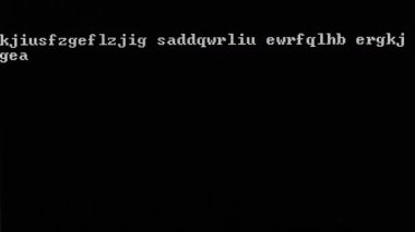 Boş bir belgenin metin yazımını görüntüle, imleci yanıp söndür, rastgele karakterler yaz