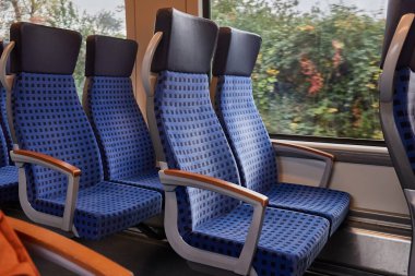 Bir yolcu vagonunda boş koltuklar.