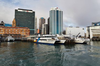 Auckland, Yeni Zelanda - 3 Nisan 2016: Auckland şehir merkezine yakın liman alanı, yerel feribotların durduğu rıhtım