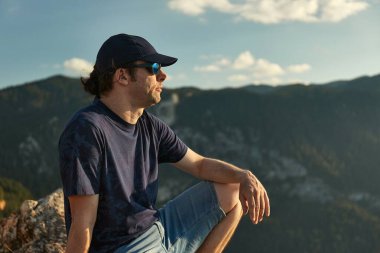 Karadağ 'ın Zabljak kenti yakınlarındaki bir yürüyüş parkurunda dağ manzarası gözleme noktası. Tepeye çıktıktan sonra Dinarik Alpler 'in manzarasının tadını çıkaran bir adam.