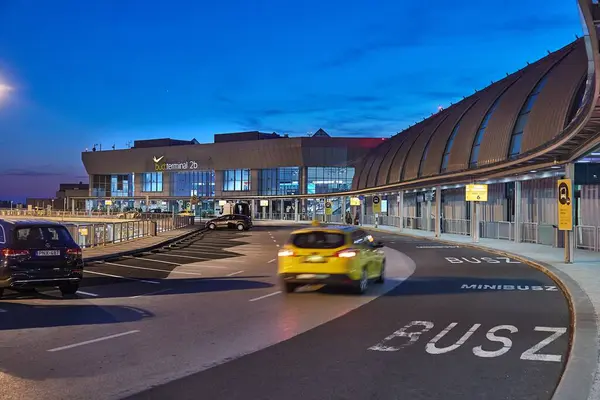 Budapeşte, Macaristan - 20 Ekim 2021: Budapeşte Liszt Ferenc Uluslararası Havaalanı Terminali 2 dış hatları karayolu ve park yerleri ile gece. Covid salgını sırasında trafik düşük