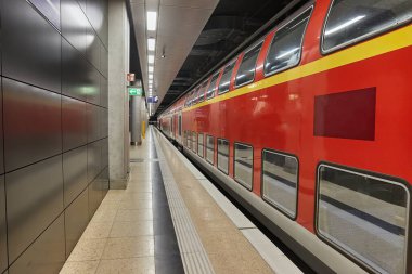 Çift katlı yolcu treni Berlin 'deki havaalanı terminali bağlantısı için metro istasyonunda duruyor.