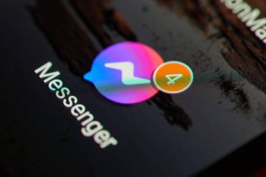 Budapeşte, Macaristan - 21 Şubat 2023: Bildirimler Facebook Messenger 'da okunmamış dört mesaj hakkında akıllı telefondan, okunmamış konuşmalar